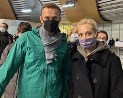 Алексей Навальный вернулся в Россию, где его сразу же задержала полиция (фото, видео)