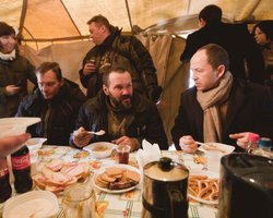 Тигипко пообедал в шатре с бездомными