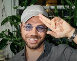 Один аксессуар — десятки образов: Андре Тан раскрыл главный тренд весны (фото)