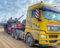 "Вернем мусор террористам": у посольства РФ в Берлине поставили взорванный под Киевом танк Т-72