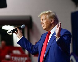 "Ему нужно "продать" Украину РФ": Трамп отреагировал на слитный разговор Уиткоффа по мирному плану