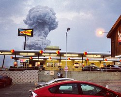 Из-за токсичного дыма пожарным не удается полностью ликвидировать огонь на техасском заводе