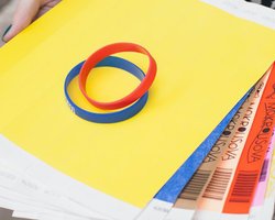 Бизнес на счастье. Как украинец запустил производство браслетов, в которых танцует вся Европа