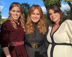 Сара Фергюсон опубликовала первое фото с принцессами Евгенией и Беатрис после коронации Чарльза III