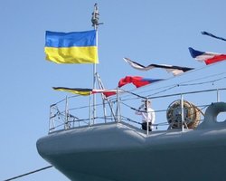 Янукович в Севастополе проводит обход военных кораблей