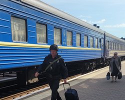 Рух поїздів у прифронтових регіонах: "Укрзалізниця" спростувала призупинення
