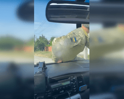 "Непонятная ситуация": на Киевщине водитель "прокатил" на капоте военного, — соцсети (видео)