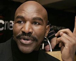 Холифилд: Кличко не змея, а я не кролик 