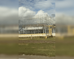 Накривають металевими конструкціями: росіяни намагаються захистити НПЗ від дронів (відео)