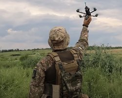 "Бежали со всех ног": ВСУ с помощью FPV-дрона ударили по оккупантам (видео)