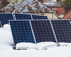 Потеря КПД на 50% и эффект альбедо: как солнечные панели работают зимой и что нужно учесть