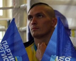 Украинский олимпийский чемпион объяснил, почему боксеры выступали на фоне символики ПР