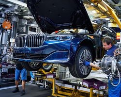 BMW останавливает поставку авто в РФ и производство на российском предприятии