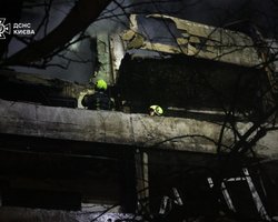 Унаслідок нічного обстрілу в Києві два райони лишились без опалення