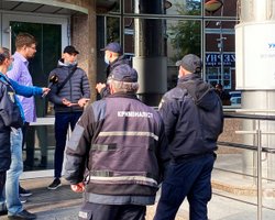 На журналистов программы "Схемы" напали в кабинете главы "Укрэксимбанка"