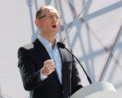 Яценюк: Власть попытается провести досрочные выборы сразу после Евро-2012