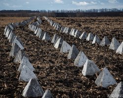 "Выглядит очень странно": на Харьковщине за два года не обустроили оборонительные сооружения (фото)
