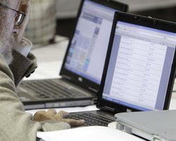 Кабмин отменил бумажные медицинские карточки