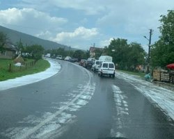 "Попали!": Курортный Яремче засыпало градом