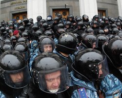 Беркут перекрыл вход в Мариинский парк