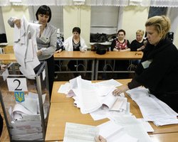 Яценюк и Тягнибок посетили киевские ОИК, в которых подсчет голосов происходит медленно