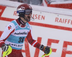 Даже с одной палкой. Австрийский горнолыжник принес победу сборной на Олимпиаде-2022 (видео)