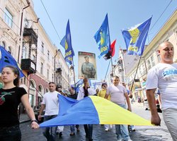 В Ивано-Франковске члены ВО Свобода перекрыли коммунистам доступ к центральной площади