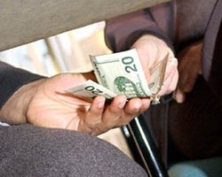 Следователь требовал у родственников задержанного 20 тыс. долл