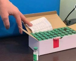 В Мариуполе антипрививочник отвлек врачей, а его друзья украли дозы вакцины от COVID-19