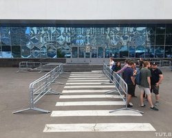 Работники Белтелерадиокомпании снова бастуют: подъезды к зданию перекрыты