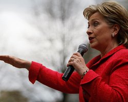 Клинтон - Украине: Выбор между Россией и Западом - фальшивый