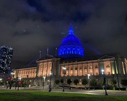 Сине-желтая мэрия, встреча с Тимом Куком и выступление в Стэнфорде. Зеленский прибыл в Калифорнию