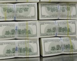 Банки продолжают сокращать кредитование населения, - СМИ