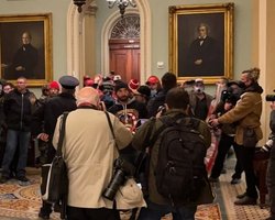 Бунт в США. Власти Вашингтона ввели комендантский час из-за протестов в поддержку Трампа