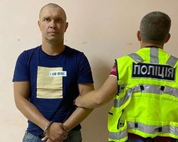 В поезде "Киев-Мариуполь" уголовник пытался изнасиловать женщину, которая ехала в купе с ребенком