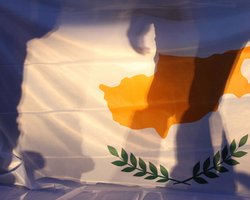 Один из богатейших людей Украины успел вывести с Кипра более $20 млн до заморозки счетов, - Reuters