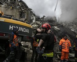 "Результат роботи української ППО, РФ житлові будинки не обстрілює", — Кремль про трагедію у Дніпрі