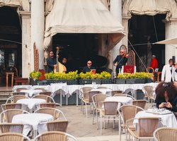 "Гість попросив": на Львівщині розгорівся скандал через російську музику у ресторані (відео)