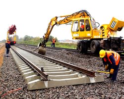 Не без проблем: РФ продолжает строительство железной дороги в оккупации (видео)