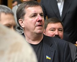 Нардеп Карпук требует наказать регионалов, сломавших ему нос