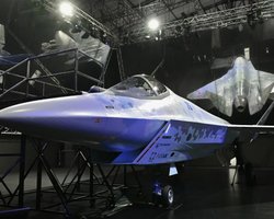 РФ хоче підняти у повітря Су-75: чи злетить озброєний до зубів гігантський дрон-винищувач