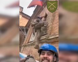 Бойцы ВСУ сняли флаг с административного здания в селе Дарьино Курской области (видео)