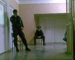 Раненого охранника ТРЦ Караван допросили следователи