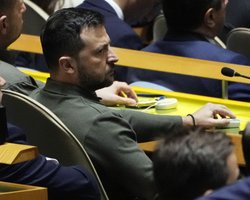 "Лицо выдает все, давление возрастает": СМИ собрали портреты Зеленского до и во время войны (фото)