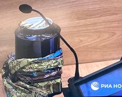 Мать погибшего при крушении MH17 принесла в суд урну с прахом сына (фото)