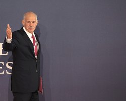 Папандреу покинул пост лидера греческих социалистов