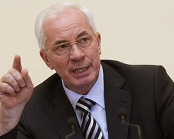Азаров поздравил строителей и напомнил им о Евро-2012