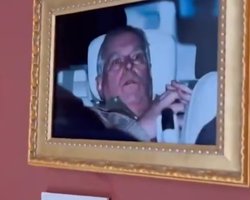 Пранкери висміяли колишнього принца Ендрю, засвітивши його "ганебну" фотографію у Луврі