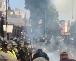 "Нацкорпус" закидав фаєрами двір "будинку Зеленського" в Києві (відео)