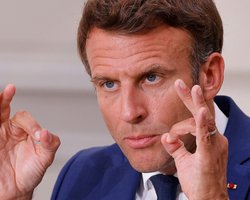 "Боягузливий акт": Макрон різко засудив вбивство Росією французьких волонтерів у Бериславі